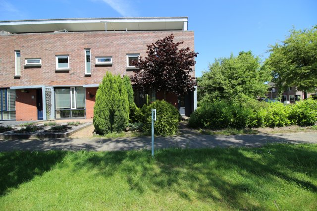 iQ Makelaars Assen, Briljantstoep